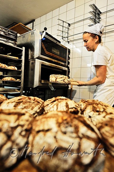 Backen von Natursauerteig-Brot in der Naturbäckerei