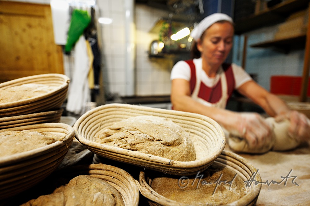 Backen von Natursauerteig-Brot in der Naturbäckerei