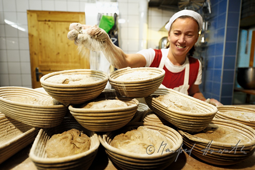 Backen von Natursauerteig-Brot in der Naturbäckerei