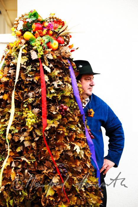 Träger der Erntedankkrone beim 
