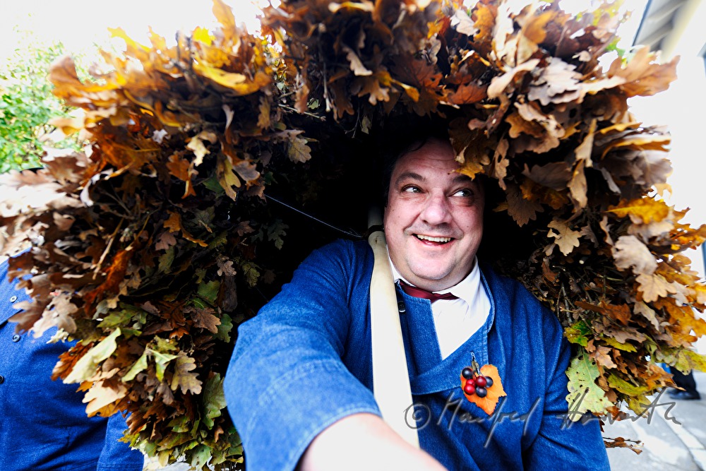Träger der Erntedankkrone beim 