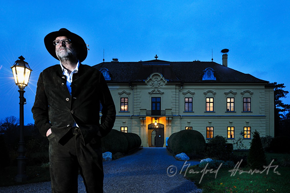 Jäger kommt aus dem Kaiserlichen Jagdschloss Eckartsau