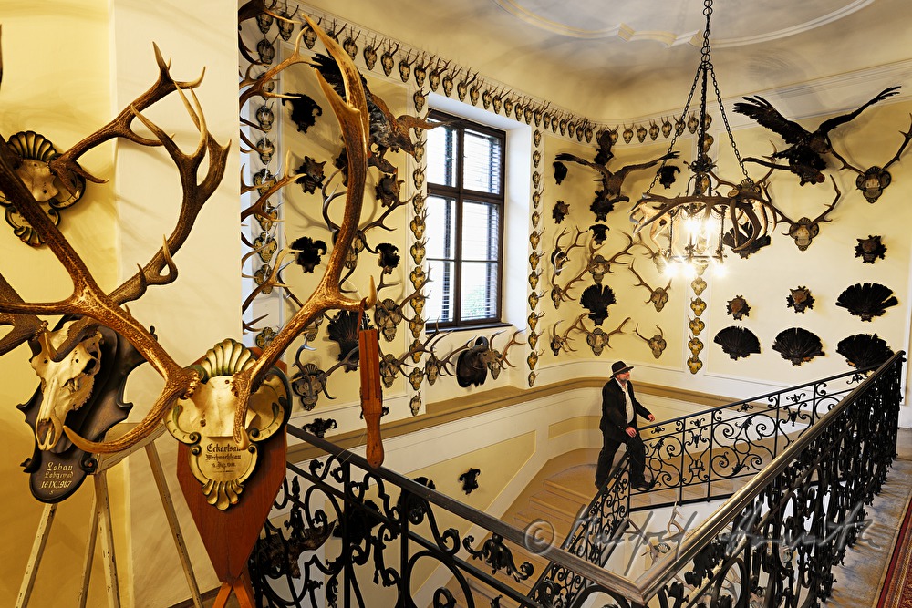 Jäger im Treppenhaus des Kaiserlichen Jagdschloss Eckartsau