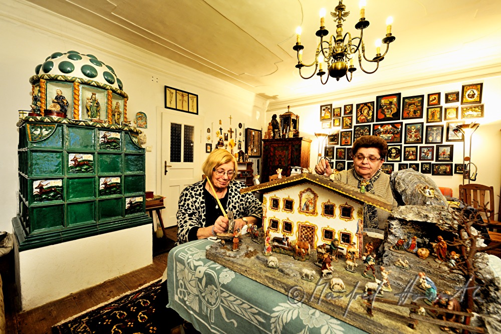 Reinigen einer Tiroler Krippe (Bauernhof mit Lüftelmalerei)