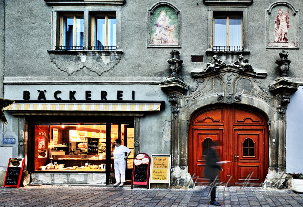 Bäckerei und Marktstand (Fleischwaren) am Freitagsmarkt