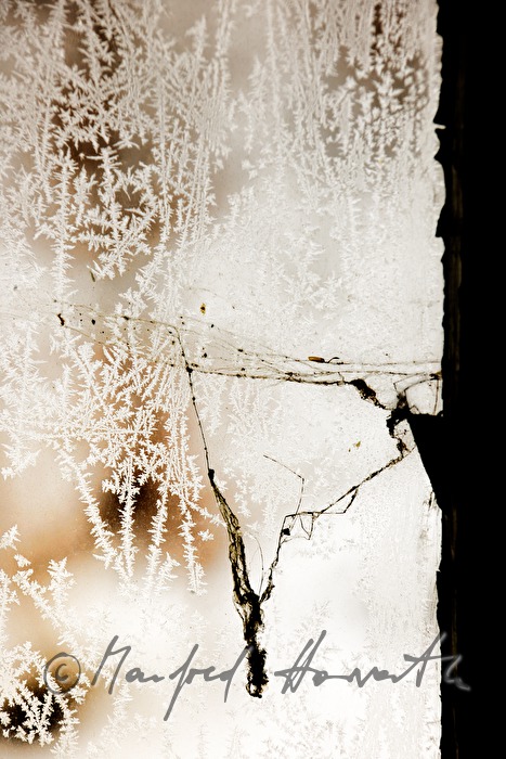 Eisblumen am Fenster des Mariazellerbahn-Kraftwerkes