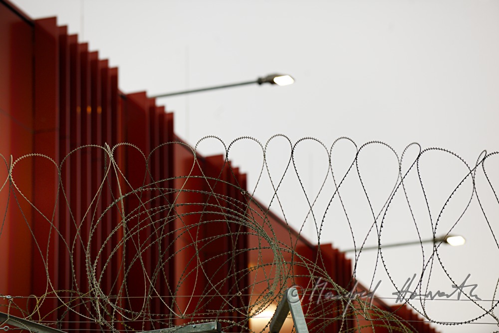 Stacheldraht am Zaun des Gefängnis