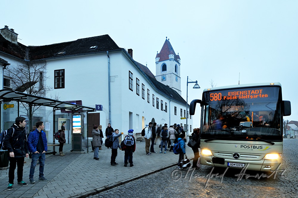 Schüler warten am Morgen auf den Autobus