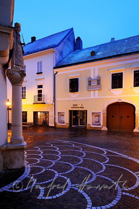 Säule mir Glockenmadonna (1696) vor Bürgerhaus