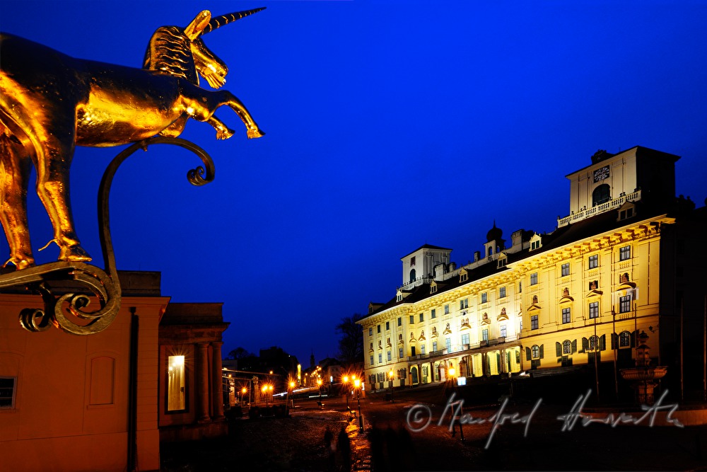 goldenes Zunftzeichen (Einhorn )und Schloss Esterhazy