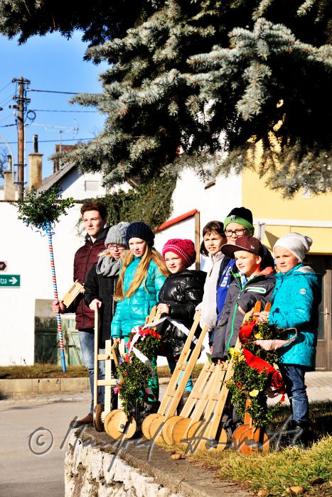 Kinder-Gruppe ratscht zu Ostern den 