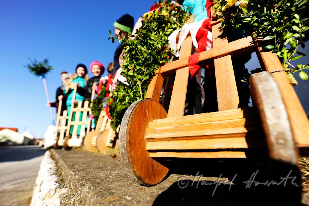 Kinder-Gruppe ratscht zu Ostern den 