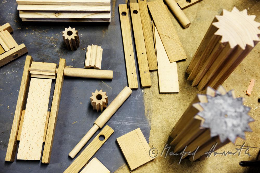 Hobbytischler in seiner Werkstatt beim Bauen einer Osterratsche
