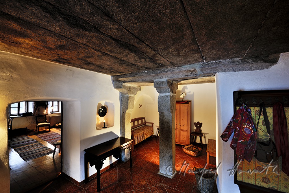 Vorraum mit Granit-Decke und Säule