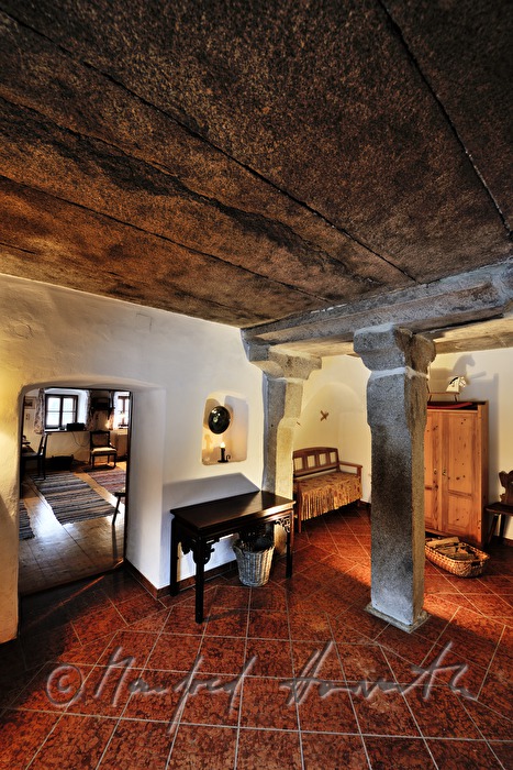 Vorraum mit Granit-Decke und Säule