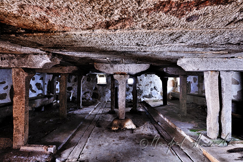 Kuhstall aus solidem Granit gebaut
