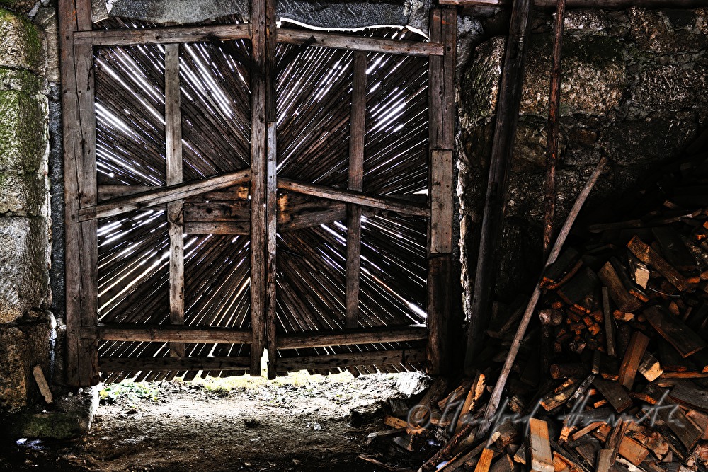 Scheunen-Tor aus Holz und Brennholz-Lager