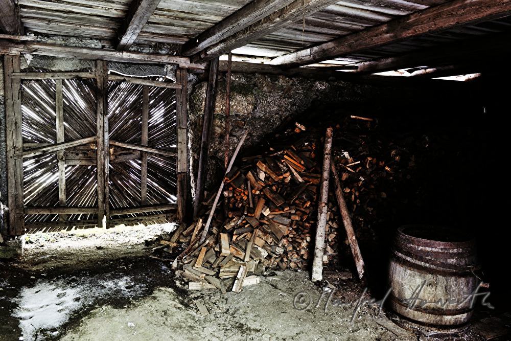 Scheunen-Tor aus Holz und Brennholz-Lager