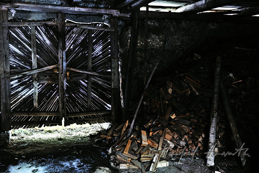 Scheunen-Tor aus Holz und Brennholz-Lager