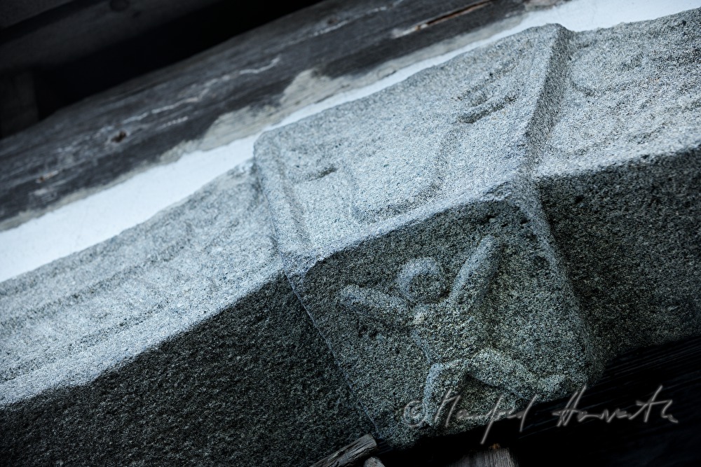 Symbole im Torbogen der Scheune