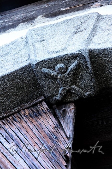 Symbole im Torbogen der Scheune