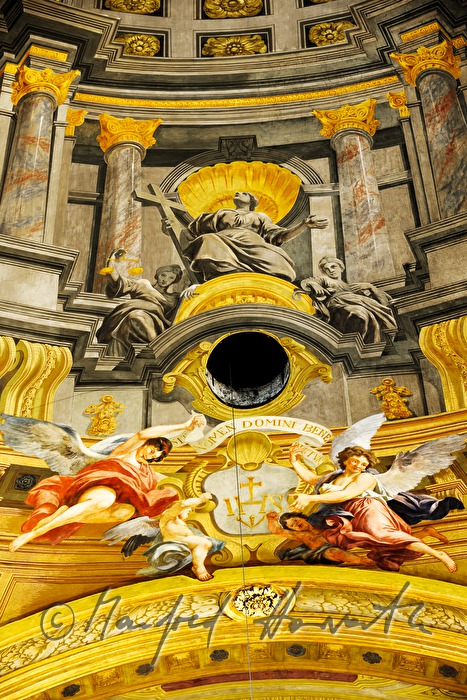 Heiliggeistloch an der Decke der Kirche