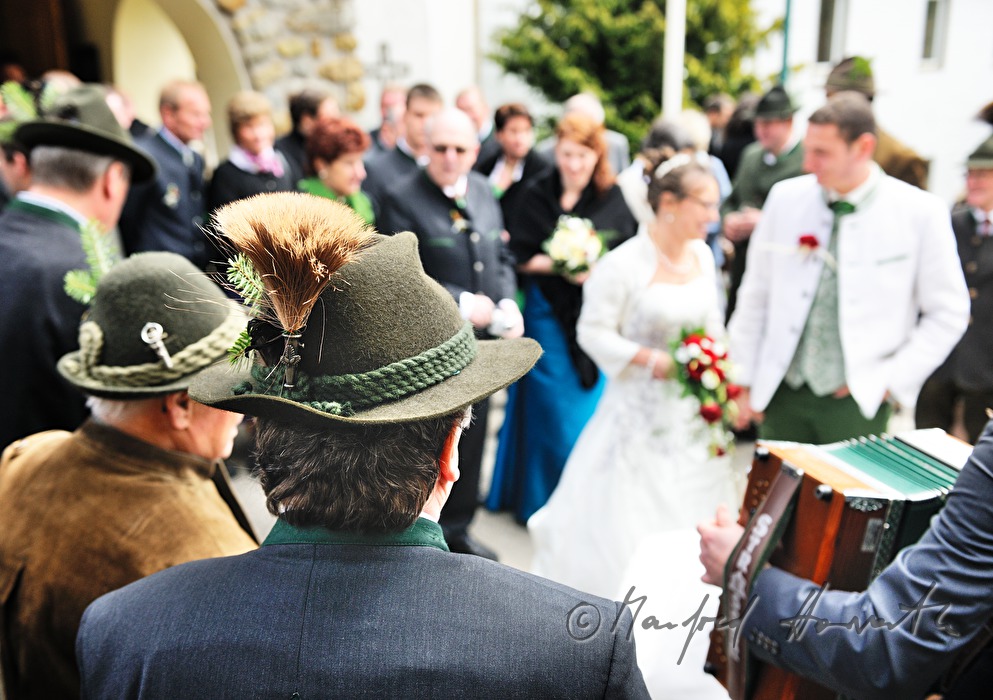 Hochzeitspaar vor der Kirche nach Trauung