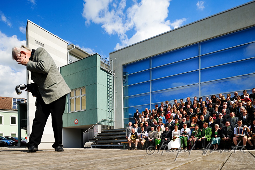 Fotograf kontrolliert den Bildschirm für ein Gruppenfoto