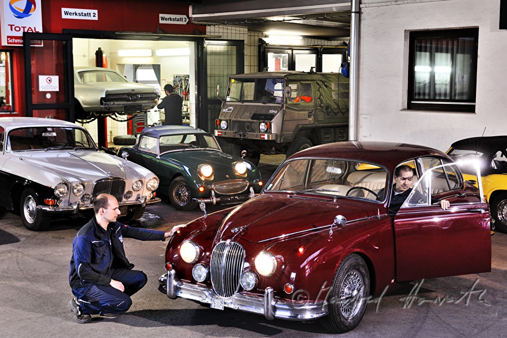 Mechaniker checken einen Jaguar MK2 (1959-1969)