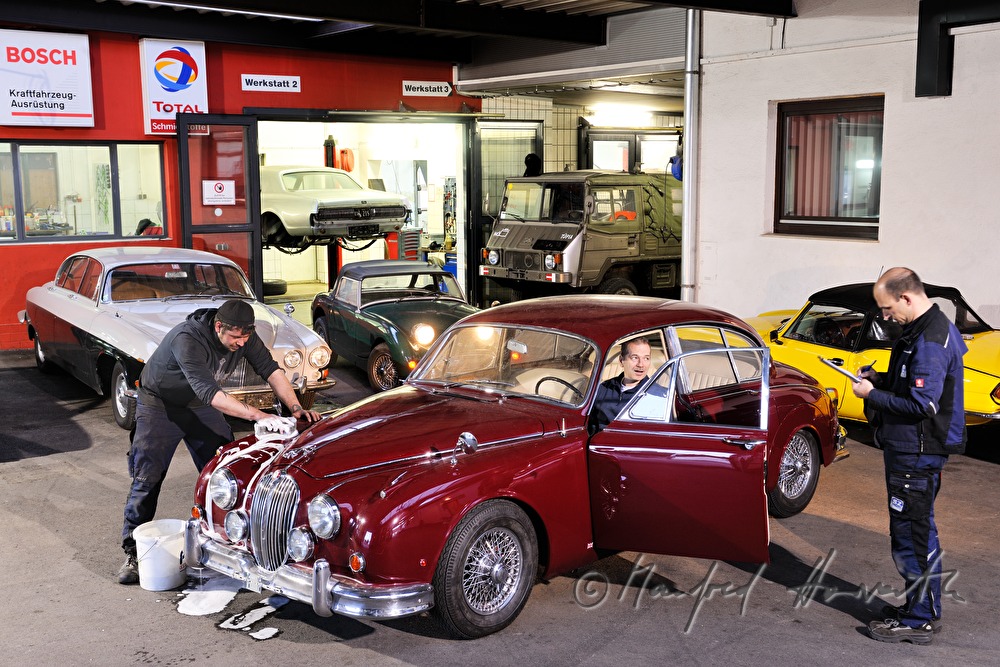Mechaniker checken einen Jaguar MK2 (1959-1969)