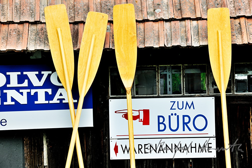 Hinweisschilder und Ruder aus Holz
