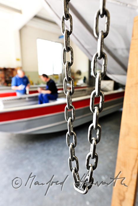 Arbeiter bei der Herstellung von Metall-Feuerwehr-Booten