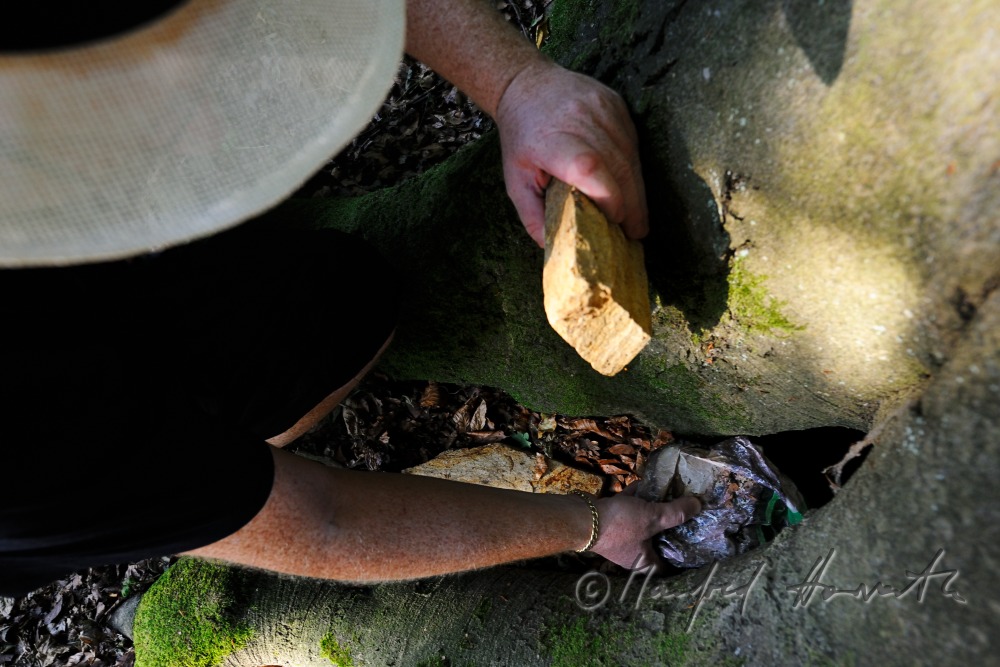 Geocacher beim Fundort des Geocaches