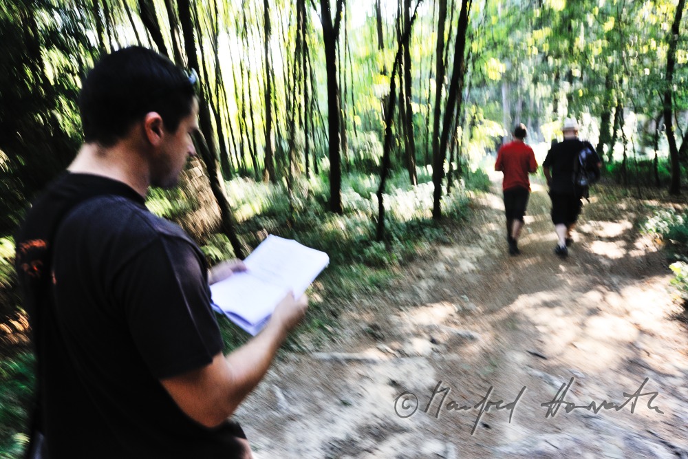 Gruppe von Geocachern folgt dem GPS-Signal