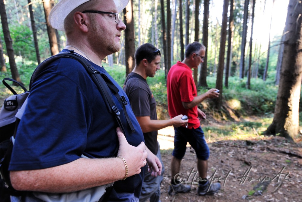 Gruppe von Geocachern folgt dem GPS-Signal