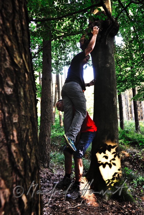 Geocacher beim Fundort des Geocaches