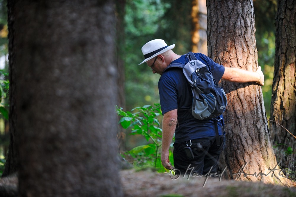 Geocacher beim Fundort des Geocaches