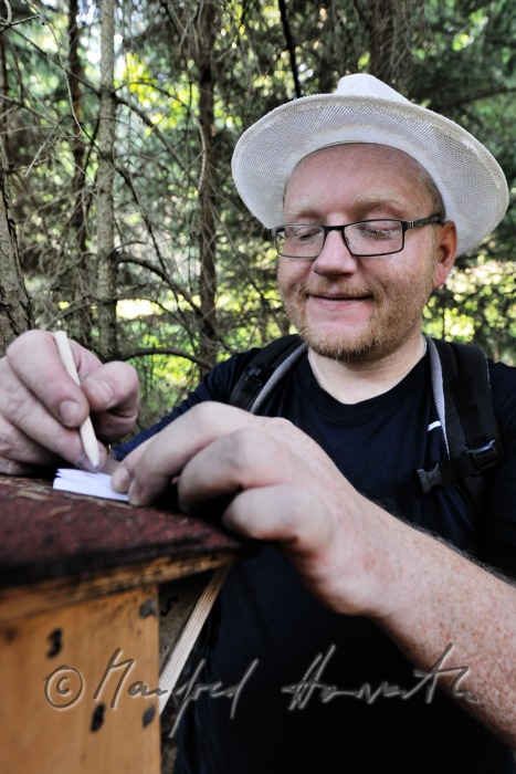 Geocacher beim Fundort des Geocaches