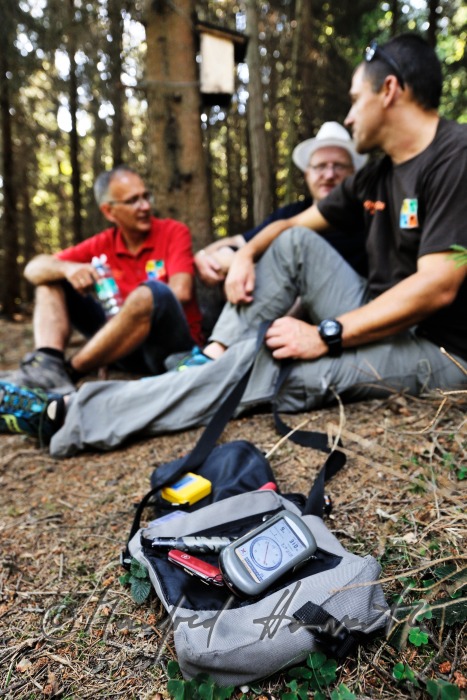 Geocacher rasten im Wald während der Suche
