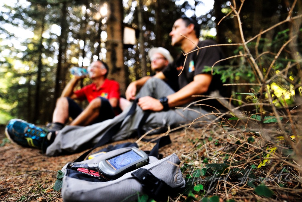 Geocacher rasten im Wald während der Suche