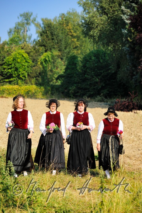 Frauen in Erlauftaler Tracht auf dem Weg zum Kirtag