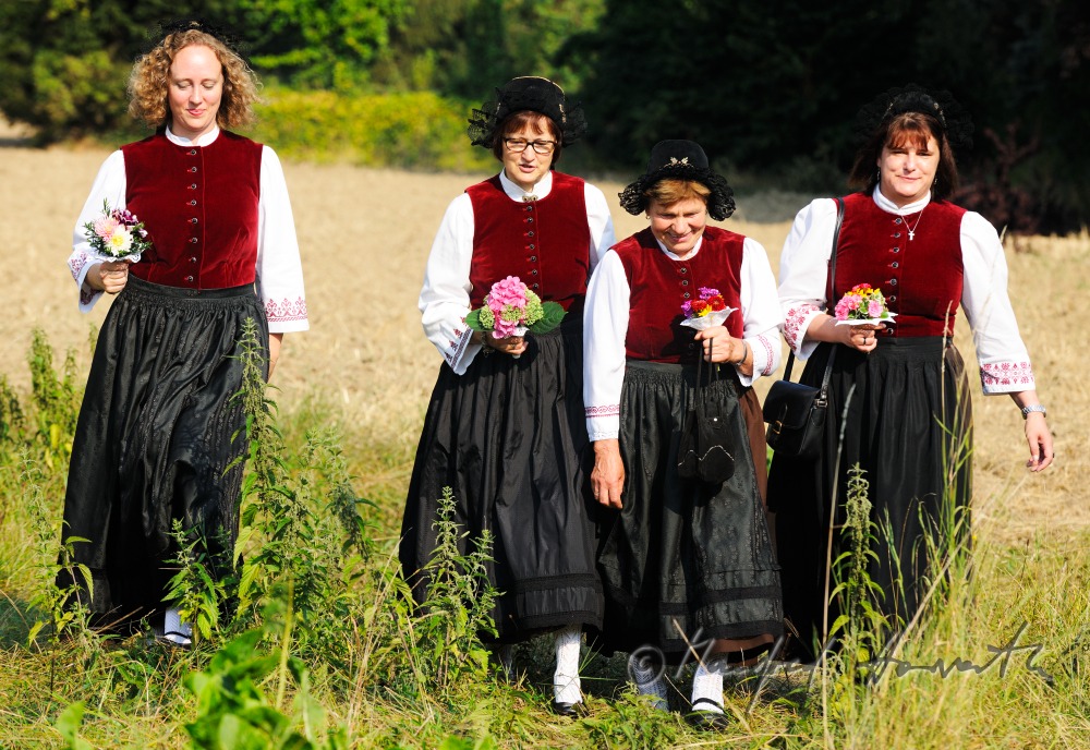 Frauen in Erlauftaler Tracht auf dem Weg zum Kirtag