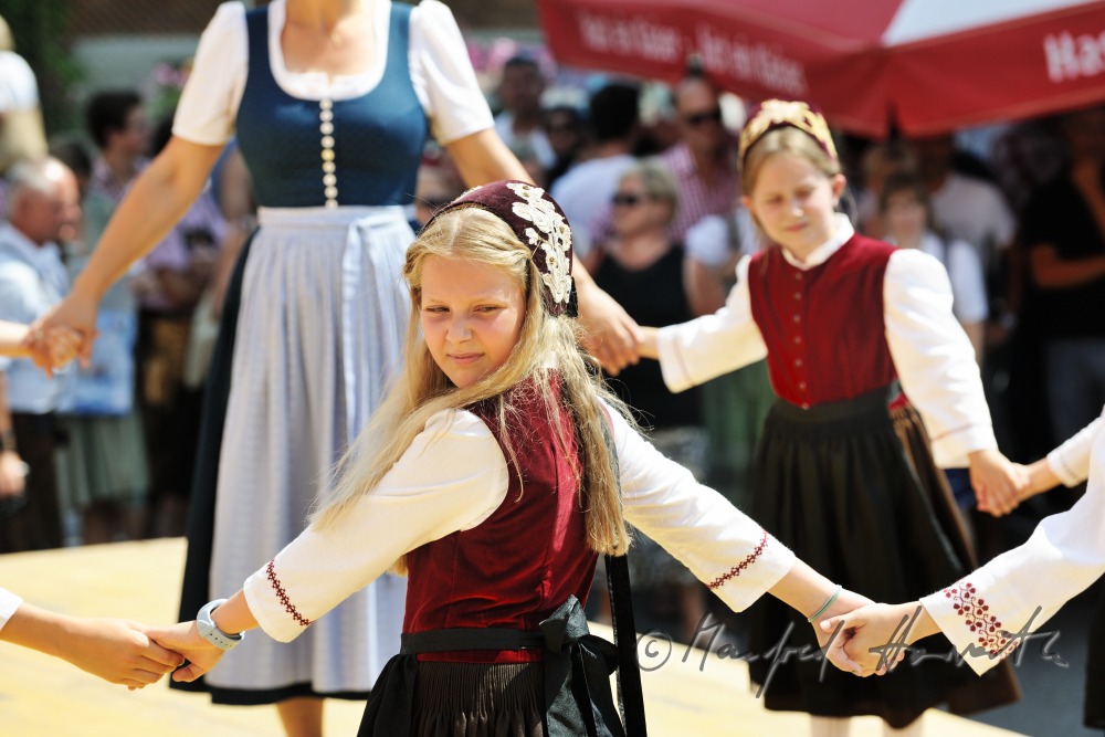 Volkstanz-Vorführung auf dem Kirchplatz am Dirndlsonntag