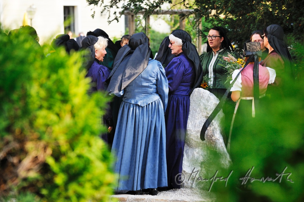 Frauen in Tracht vor der Kirche