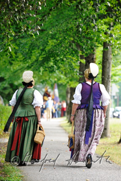 zwei Goldhauben-Frauen auf dem Weg zur Kirche