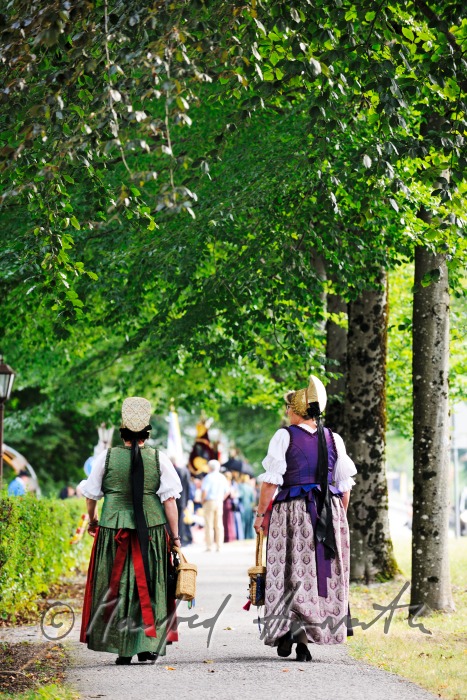 zwei Goldhauben-Frauen auf dem Weg zur Kirche