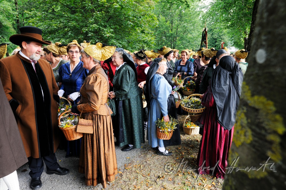 Prozession der Goldhauben vor dem Einzug zur Kirche
