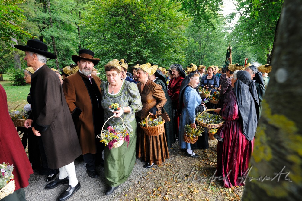 Prozession der Goldhauben vor dem Einzug zur Kirche