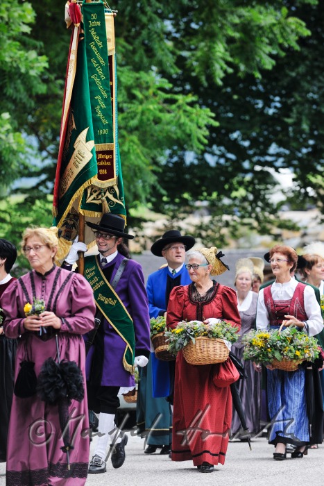 Prozession der Goldhauben vor dem Einzug zur Kirche