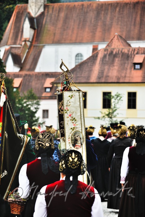 Prozession der Goldhauben vor dem Einzug zur Kirche
